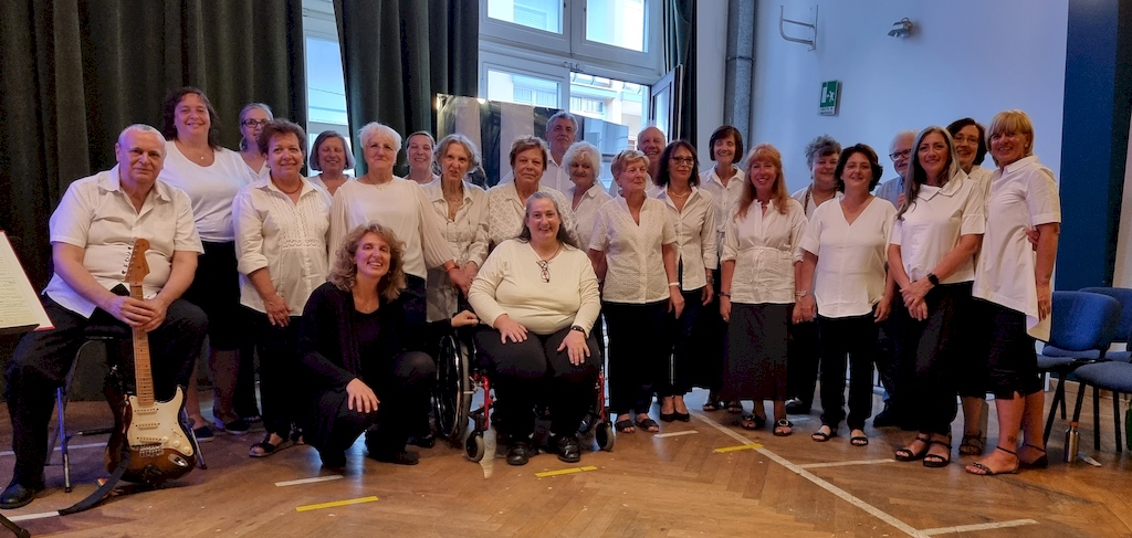 Il coro Voci insieme con il M.o Roberta Ghietti con la fondamentale presenza del M.o Gianna Ghietti, moglie di Ferruccio e alla chitarra, Mario Voltolini